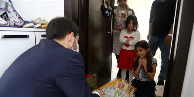 Belediye Başkanı küçük kızın muhabbet kuşu isteğini yerine getirdi