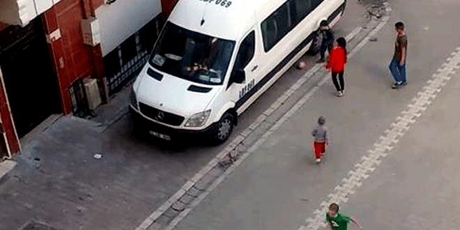 Çocukların sokaktaki oyununu polis sireni bitirdi