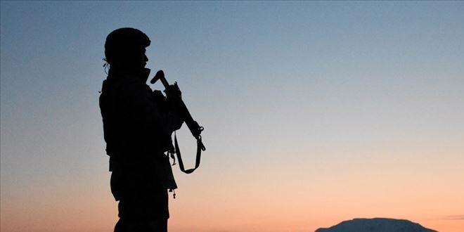 İkna edilen 3 terörist güvenlik güçlerine teslim oldu
