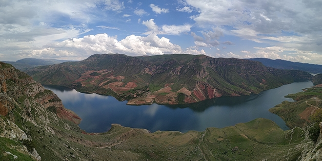 Botan Vadisi ilkbahar manzaras�yla b�y�l�yor