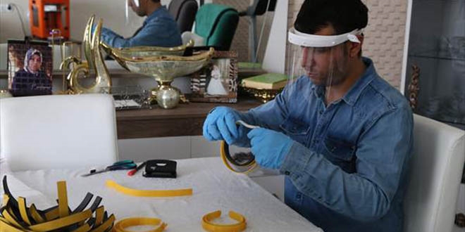 Öğretmen, engelini unuttu sağlık çalışanları için seferber oldu