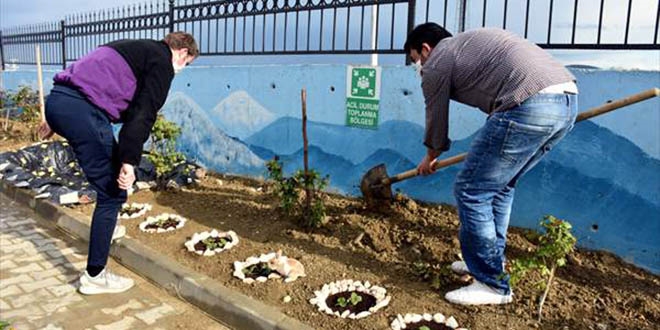 İnfaz koruma memurları, pansiyonun bahçesini güzelleştirdi