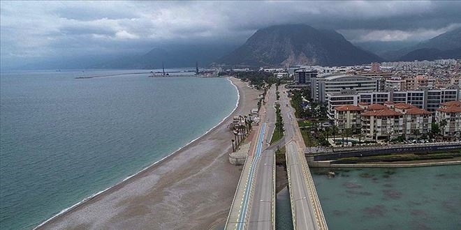 Antalya'nın dünyaca ünlü sahilinde 'koronavirüs' sessizliği