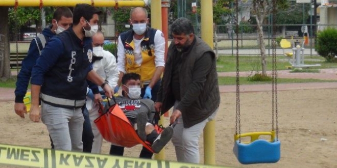 Bebeğinin boğazına bıçak dayadı, vurularak yakalandı