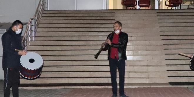 Karantinadaki 637 gurbetçi vatandaş, sahura davul ve manilerle uyandı