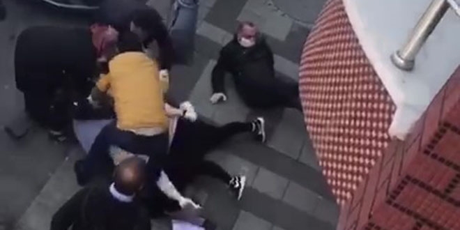 Ekmek sırasında bekleyen kadınların saç saça baş başa kavgası