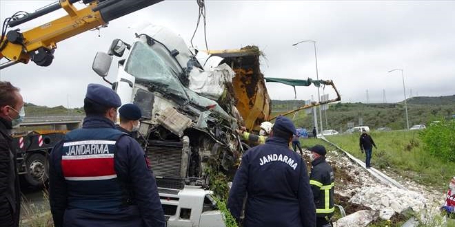 Bursa'da otoyolda devrilen t�r�n s�r�c�s� hayat�n� kaybetti