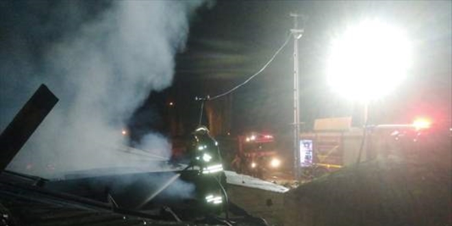 Yang�n ��kan evde uyuyan 4 �ocuk ve anneyi kom�ular� kurtard�