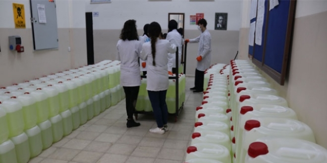 Meslek lisesi öğretmen ve öğrencileri dezenfektan üretiyor