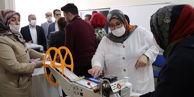 Elazığ'da öğretmenler günde 3 bin maske üretiyor