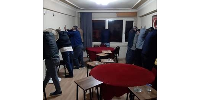 Polisten kaçan kumar şüphelisi ağaçta yakalandı