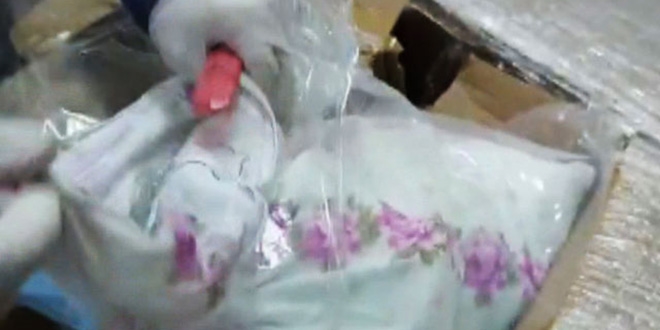 Yast�klar�n i�ine saklanan 87 bin 500 maske ele ge�irildi