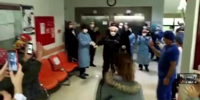 Koronavirüsü yenen doktor, meslektaşlarının alkışlarıyla taburcu edildi