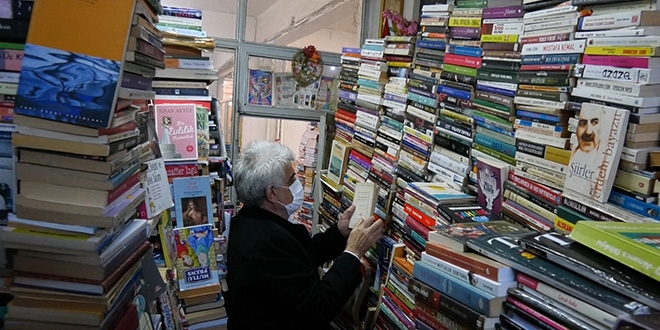 İşçi emeklisi, 22 yılda 40 bin kitap topladı