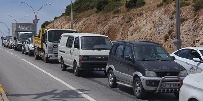 Kısıtlama kalktı, Bodrum'a binlerce araç giriş yaptı