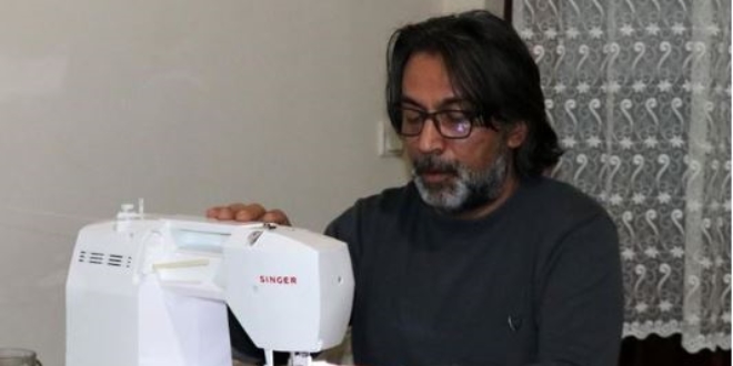 Bomba imha uzmanı, maske dikerek ücretsiz dağıtıyor