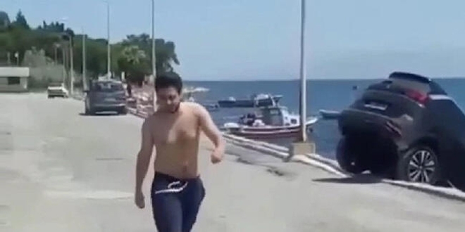 İzmir'de bir kişi kiraladığı lüks cipi denize attı