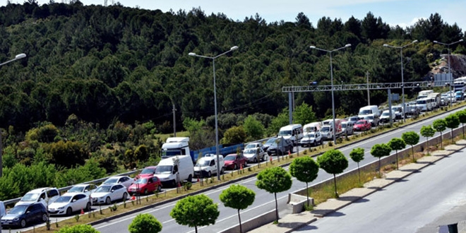 Muğla'ya girmek isteyenler 4 km'lik araç kuyruğu oluşturdu