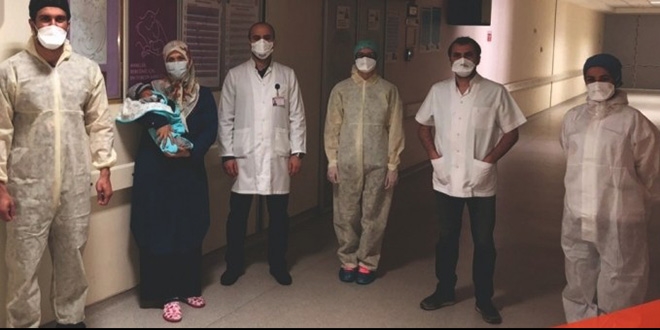 Koronavirüslü anne doğum yaptı, bebek negatif çıktı