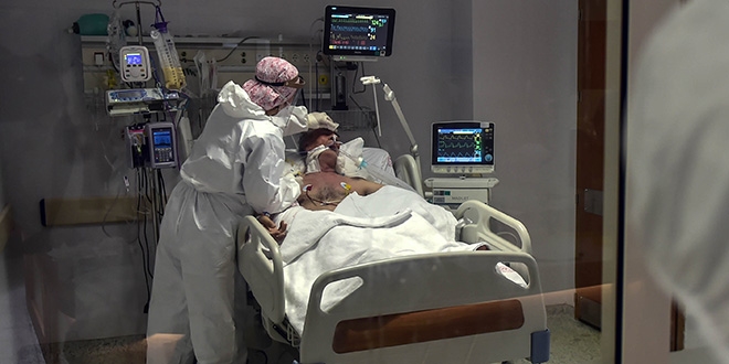 Koronavir�s yo�un bak�m�nda duyguland�ran anlar