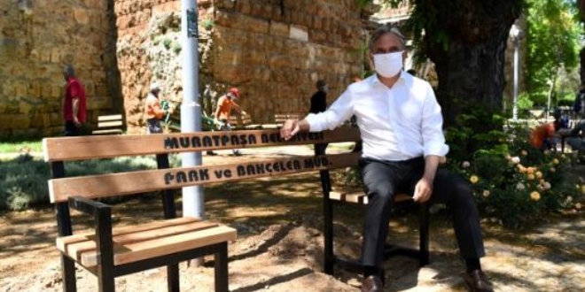 Belediye'den sosyal mesafe tedbiri: Bankların ortası kesildi