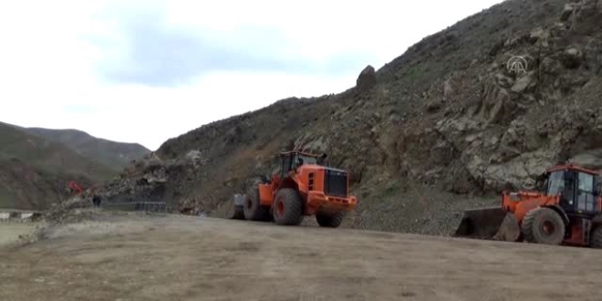 Heyelan nedeniyle kapanan Hakkari-Yüksekova kara yolu ulaşıma açıldı