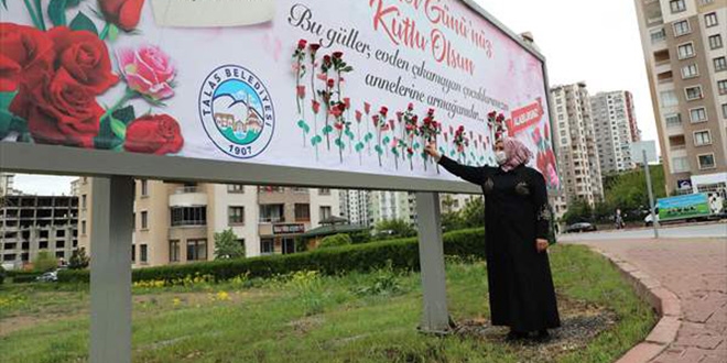 Belediyeden ilan panolar�na yap��t�r�lan g�llerle anneler g�n� hediyesi