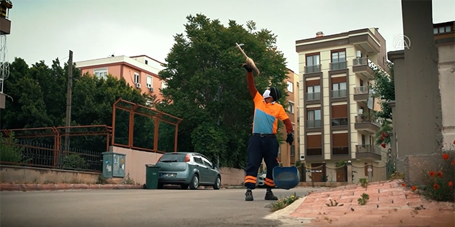 Belediye, dans ederek sokaklar temizleyen iiye klip ekti
