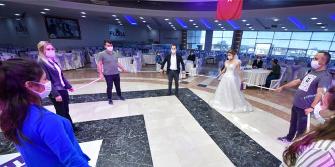 Düğünlerde sosyal mesafe çubuğuyla halay önerisi
