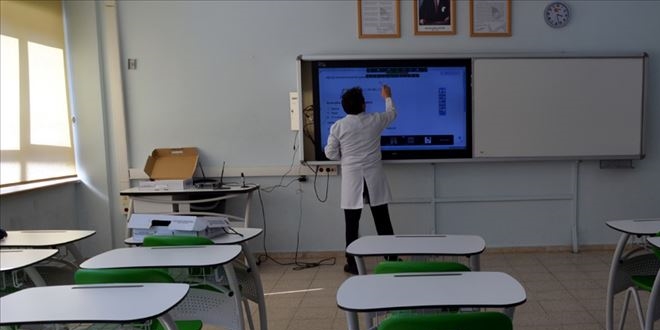Öğretmenler, kamera karşısına geçerek dersleri işliyor