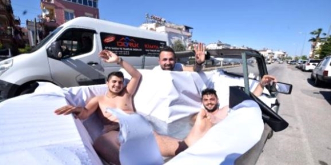 Havuza çevirdikleri otomobille caddelerde tur attılar