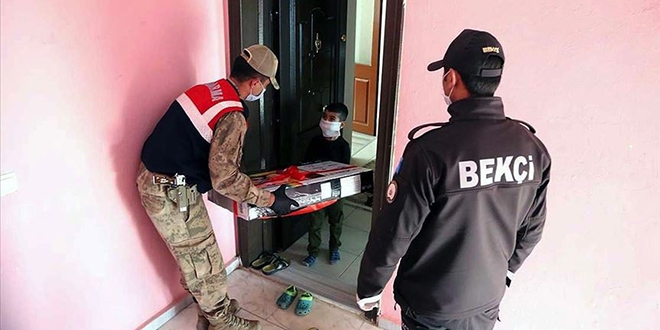 EBA TV'yi izleyemeyen 35 öğrenciye televizyon hediye edildi