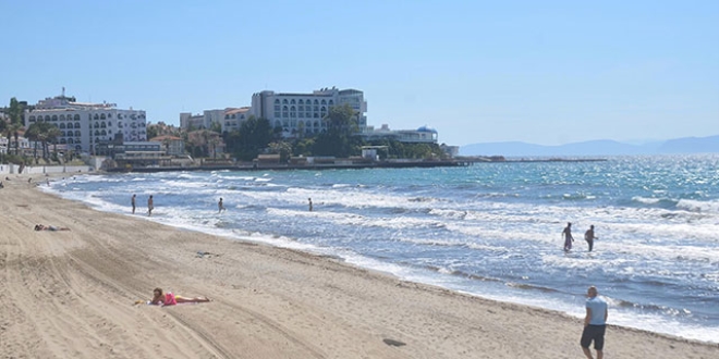 Kuşadası'nda yasağa rağmen denize girdiler