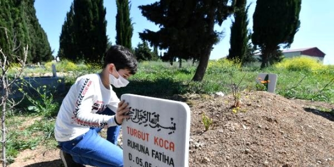 13 yaşındaki Hamza, izin ile babasının mezarını ziyaret etti