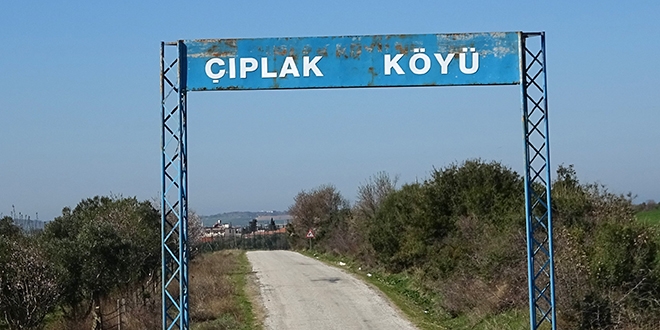 Bu köyün tabelasını gören soyunup fotoğraf çektiriyor