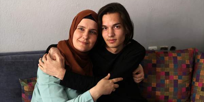 Fedakar annesine 'dünya birinciliği'ni hediye etti