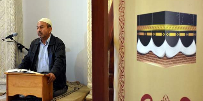 �mam camiye gelemeyen cemaate canl� yay�nlarla ula��yor