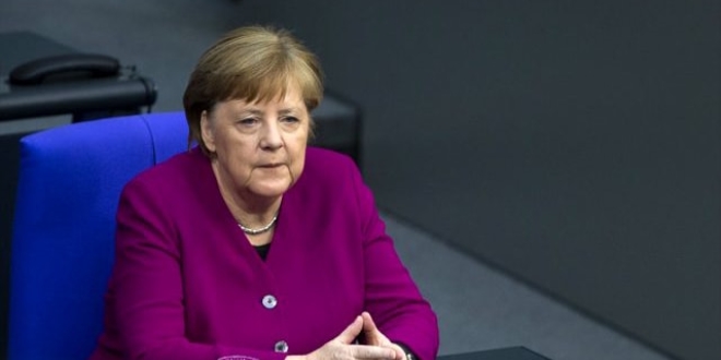 Merkel'in e-postalar hacklendi