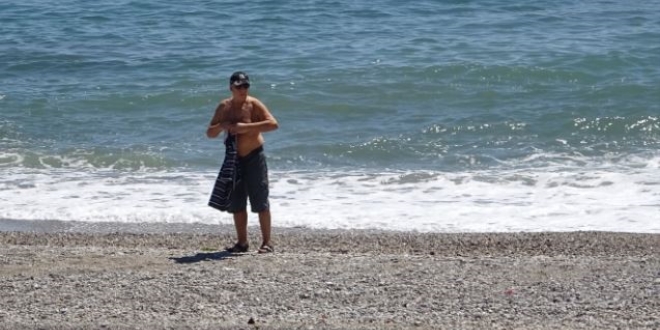Antalya'da yasağa rağmen denize girdiler
