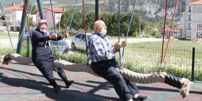 Yaşlı karı-koca parkta sallanarak eğlendi