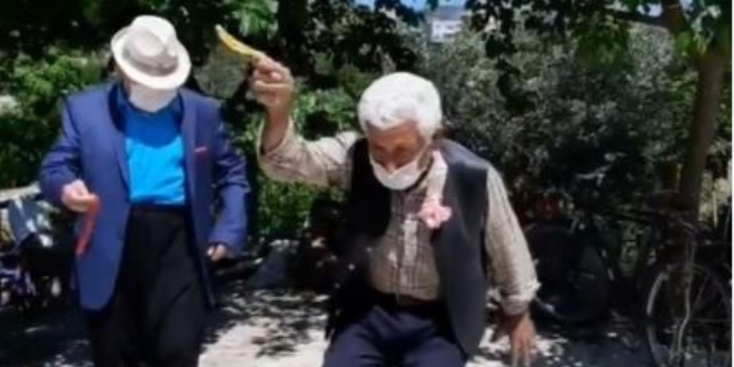 Sokağa çıkma iznini oynayarak kutladılar