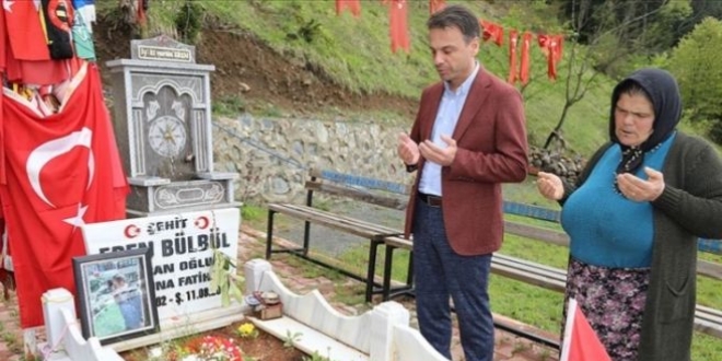 Eren Bülbül'ün annesini ziyarette duygusal anlar