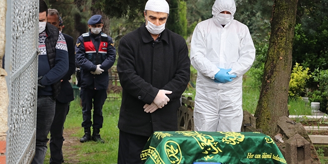 Koronavirüsten eşi ve bebeğini kaybetti, tedbirlere uymayanlara tepki gösterdi