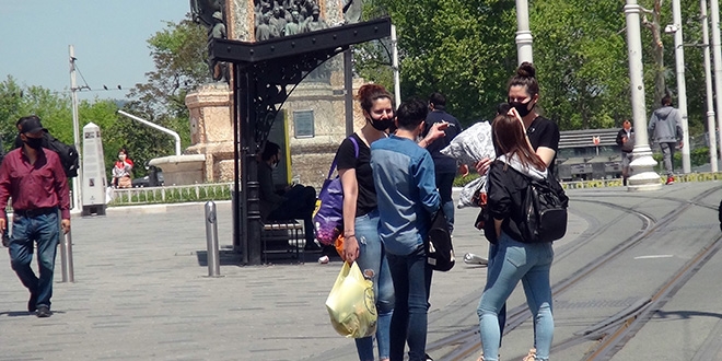 Sosyal mesafeyi hiçe sayan turistler polisle tartıştı, gazeteciye saldırdı