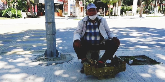 4 saatlik izinde ayakkabı boyamaya çıktı