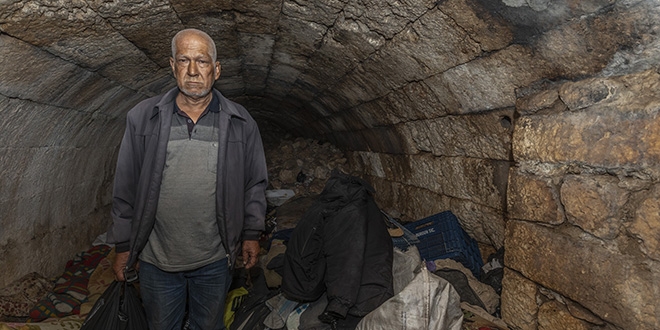 Doğal mağarada 15 yıldır yaşam mücadelesi veriyor