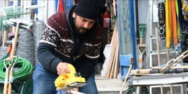 Bankacılığı bırakıp demirci oldu