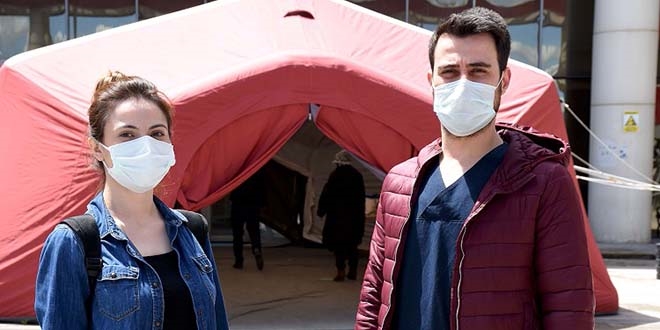 Hem�ire �ift omuz omuza hastalara �ifa olmak i�in �abal�yor