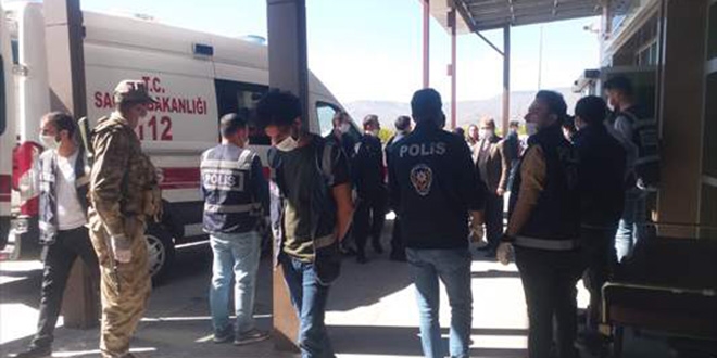 Husumetli iki ailenin silahlı kavgasında 2 kişi öldü 1 kişi yaralandı