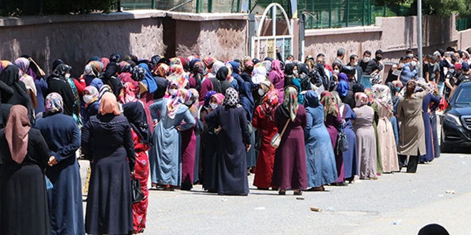 PTT'ye dönüştürülen okul önünde kuralları hiçe sayan kuyruk